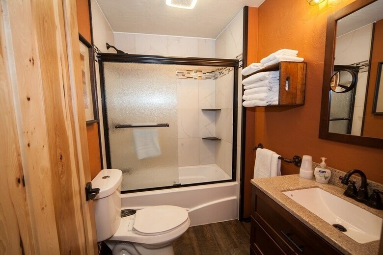 Motel Log Cabin Lodge & Suites