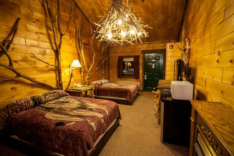 Motel Log Cabin Lodge & Suites