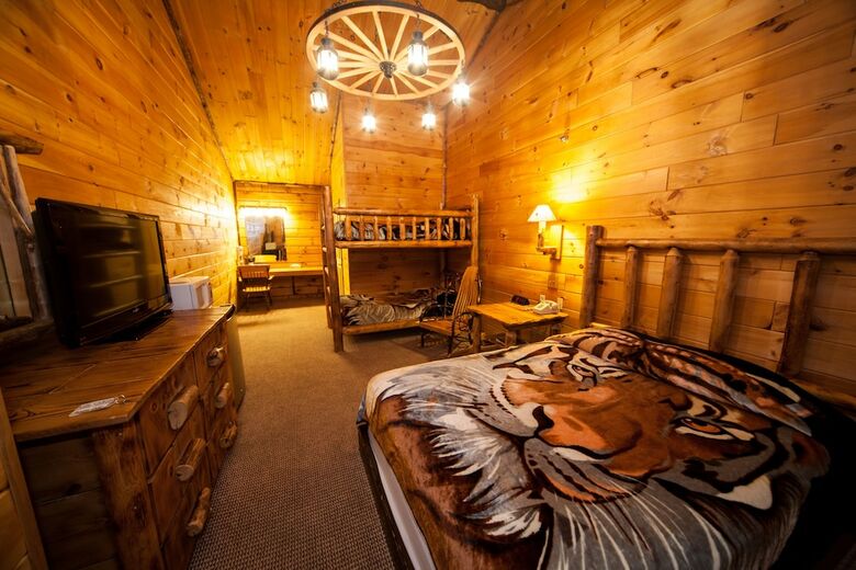 Motel Log Cabin Lodge & Suites