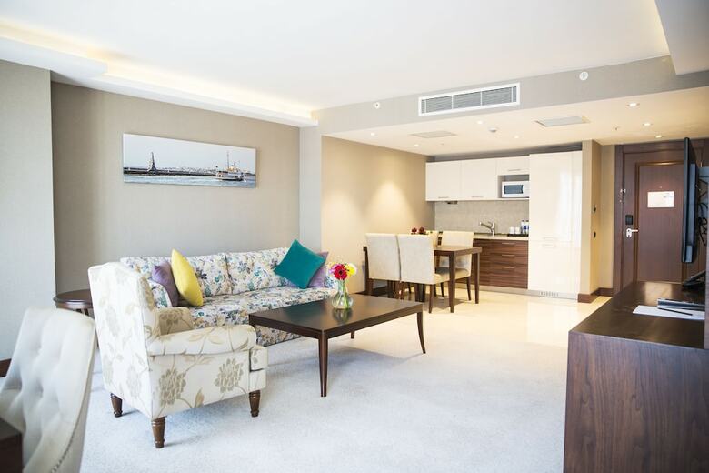 Grand Aras Hotel & Suites