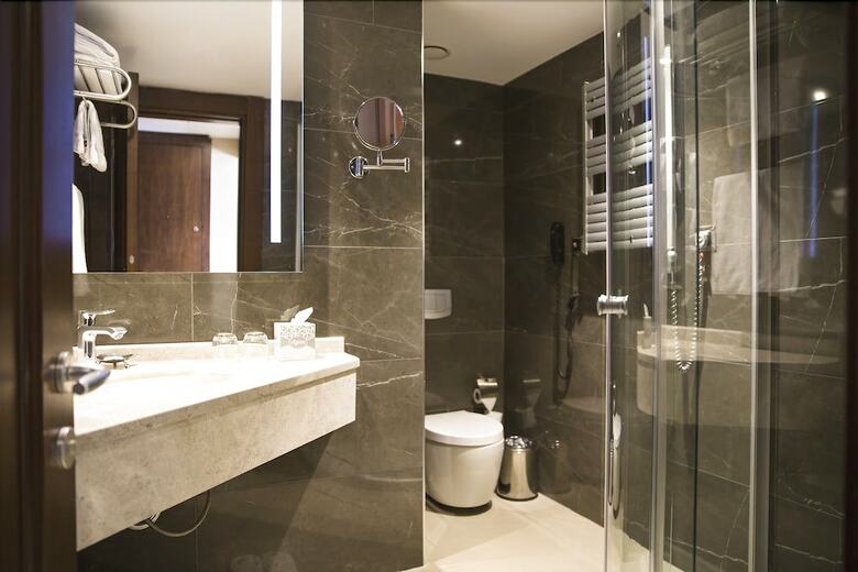 Grand Aras Hotel & Suites