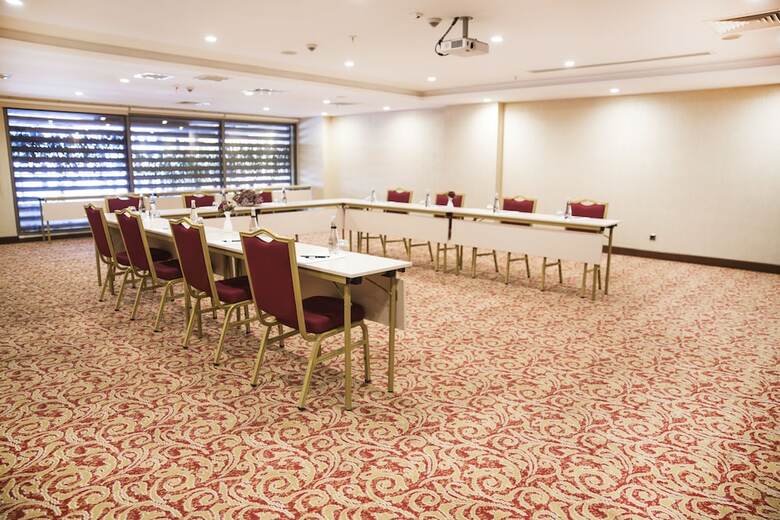 Grand Aras Hotel & Suites