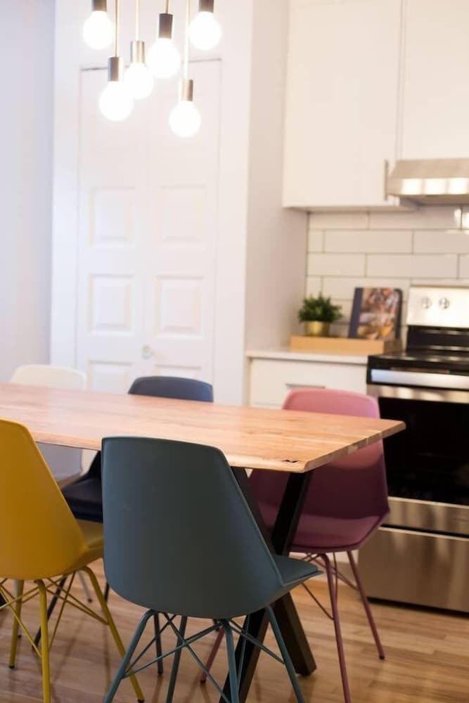 Charming Montreal 3 Bdr Apartment Next To Subway