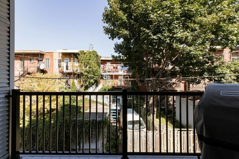 Exquisite Modern Condo In Little Italy