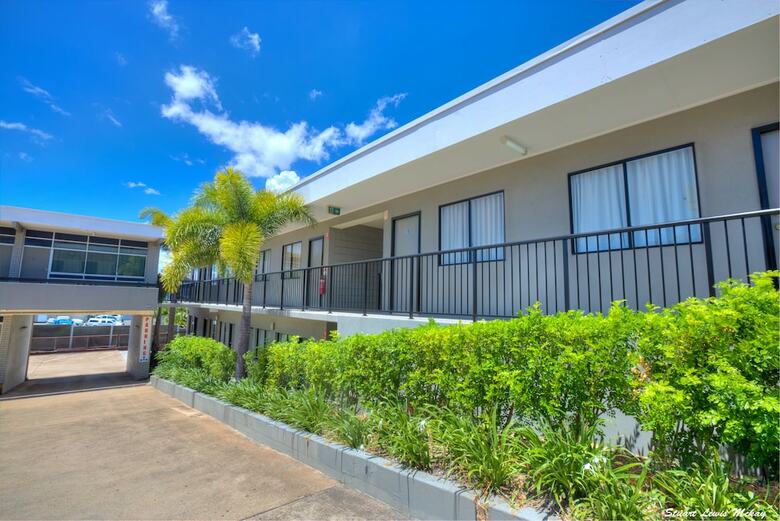 Hotel The Precinct Gladstone