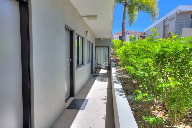 Hotel The Precinct Gladstone