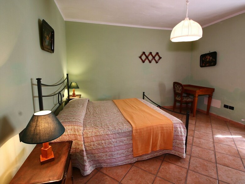 Rustic Apartment In Caprese Michelangelo Near Lake