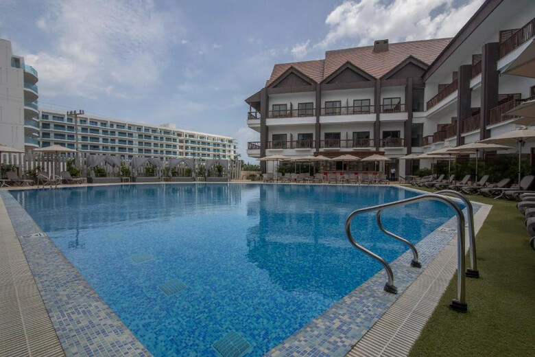 Hotel Grand Sirenis Karmair�