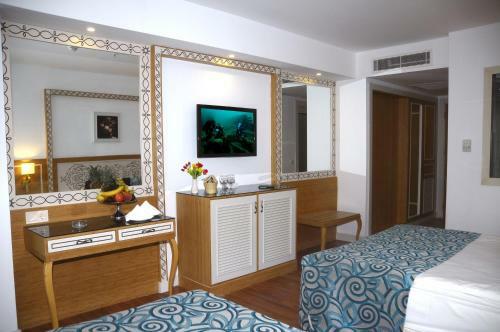 Hotel Crystal Waterworld Resort & Spa