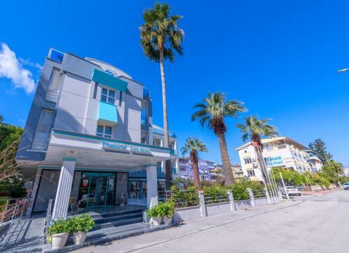 Theluna City Hotel
