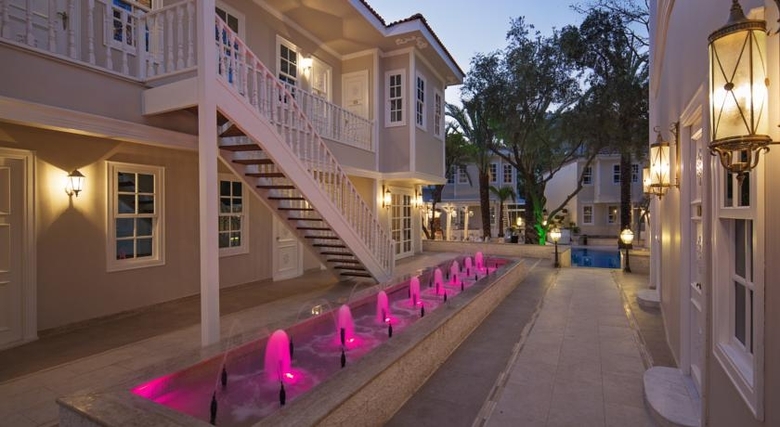 Elegance East Hotel