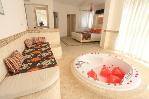 Nicholas Heights Deluxe Suite Hotel