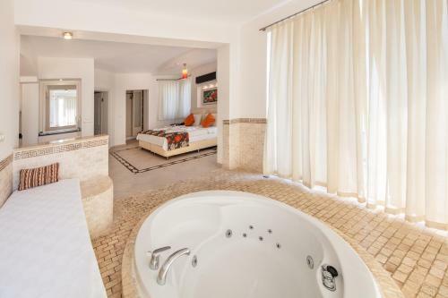 Nicholas Heights Deluxe Suite Hotel