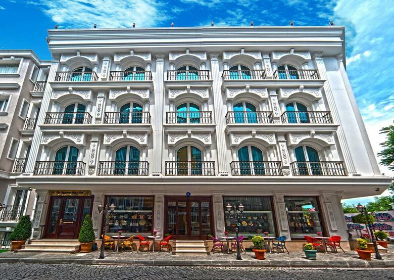 The Magnaura Palace Hotel