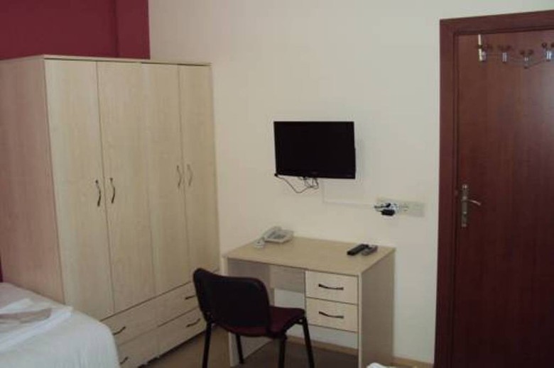 Hotel Educa Hostel Airport