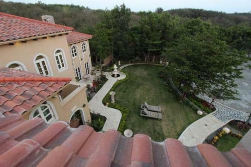 Hostal My Chateau Resort