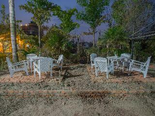 Hotel Hob Nob Garden Resort