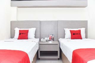Hotel Reddoorz Plus Near Makassar Town Square