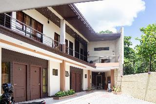 Hotel Oyo 153 Monclaire Suites