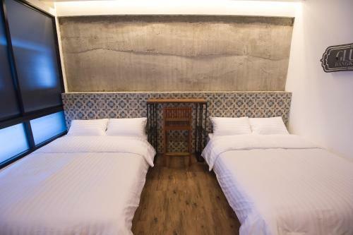 Glur Bangkok Hostel & Coffee Bar