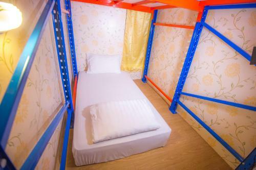 Glur Bangkok Hostel & Coffee Bar