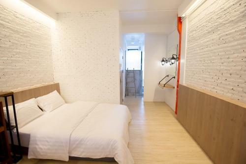 Glur Bangkok Hostel & Coffee Bar