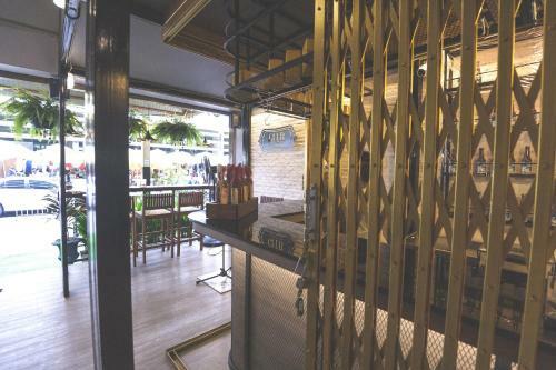 Glur Bangkok Hostel & Coffee Bar
