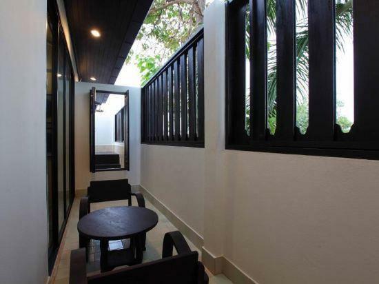 99 The Gallery Hotel