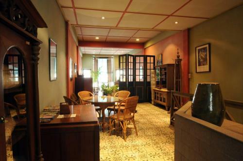 Hostal Pim Bed & Breakfast