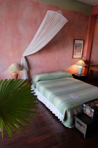 Hostal Pim Bed & Breakfast