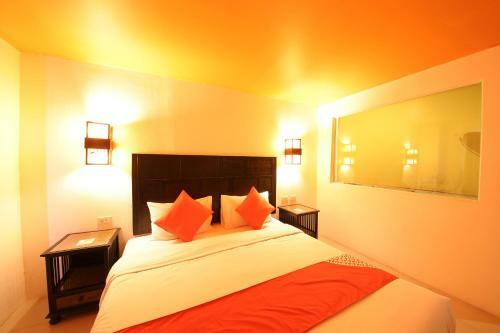 Hostal Patong Station House