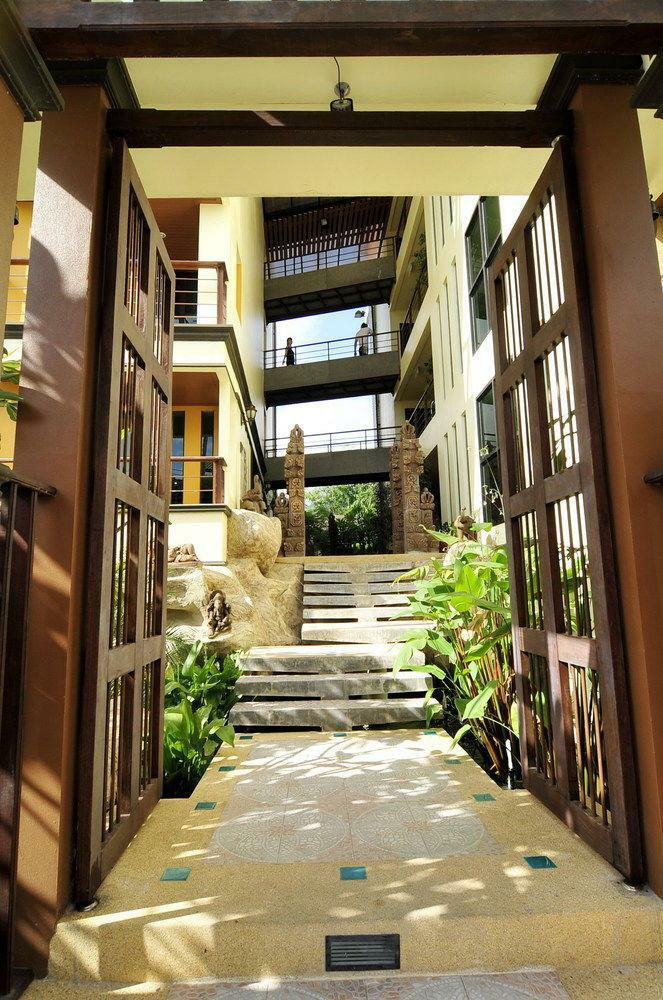 Poppa Palace Hotel