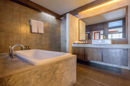 Dolphin Hotel Phuket