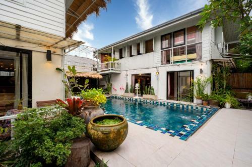 Hostal Secret Garden Pool Villa