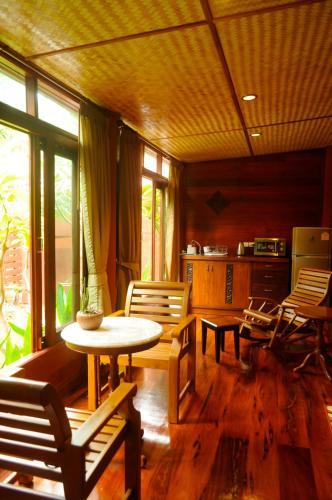 Hotel Ruenkanok Thaihouse Resort