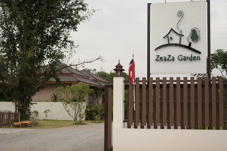 Hostal Zea Za Garden