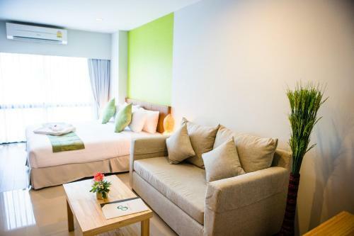 Crystal Jade Hotel And Service Apartment