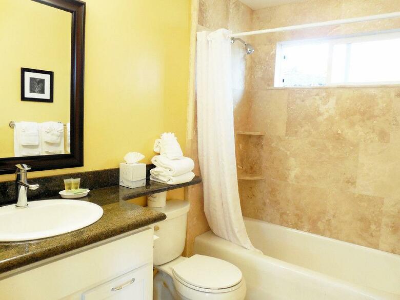 Hotel Sea Breeze Inn & Logde