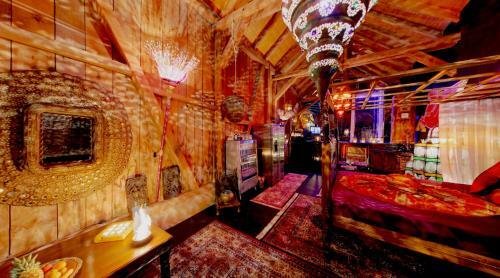 Bijou Hotel / Love And Romance