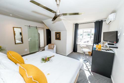Hostal Le Petit Chateau Guest House
