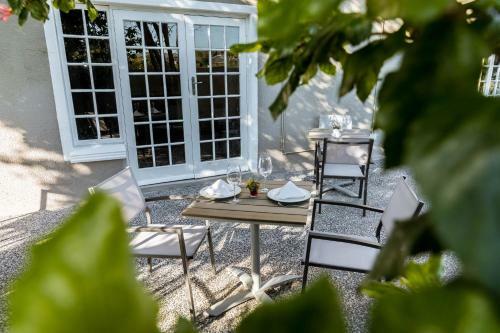 Hostal Le Petit Chateau Guest House
