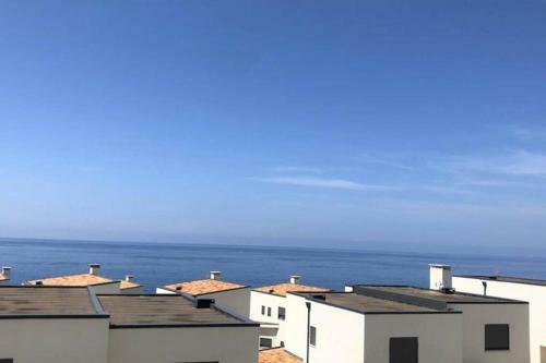White Rocks - Spacious And Cute Apartment By The Sea