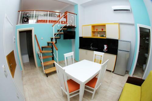 Crown Deluxe Apartments