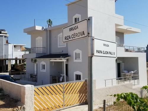 Hostal Villa Leni Oruci