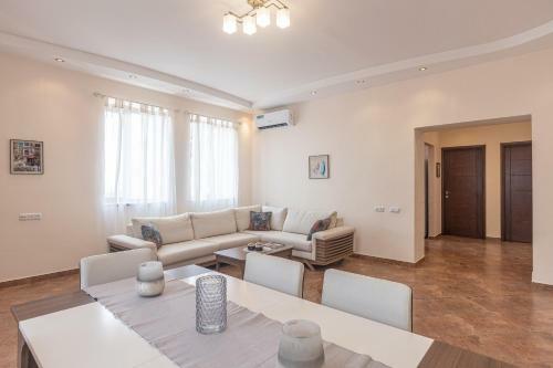 Stay Inn-royal Suite Apartments
