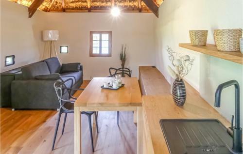 Awesome Home In Deutsch Sch�tzen W/ 2 Bedrooms