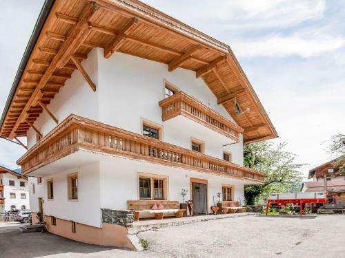 Attractive Apartment In Hainzenberg With Ski Storage