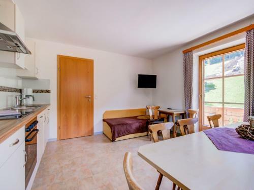 Attractive Apartment In Hainzenberg With Ski Storage