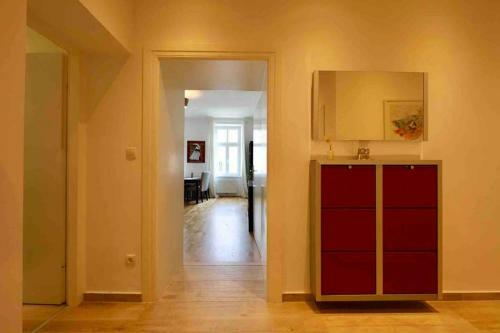 Spacious 1 Br City Apartment Belvedere