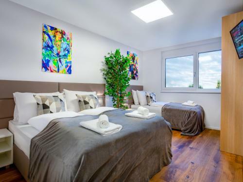 Mark's Penthouse Apartments Managed By Sky9 Apartments